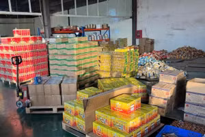 Hàng trăm nghìn sản phẩm nước yến giả bị công an thu giữ.