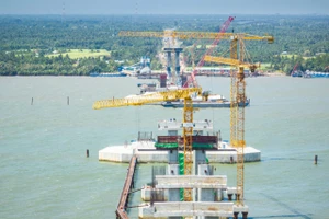 Sau một năm khởi công, cầu Đại Ngãi 1 bắc qua sông Hậu đang ở giai đoạn thi công khó khăn nhất.