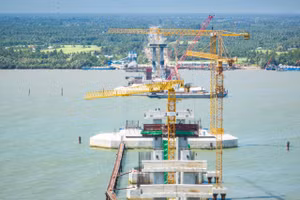 Sau một năm khởi công, cầu Đại Ngãi 1 bắc qua sông Hậu đang ở giai đoạn thi công khó khăn nhất.