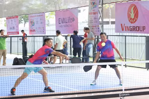 Các VĐV tranh tài sau lễ khai mạc giải Pickleball lớn nhất Đồng bằng sông Cửu Long.