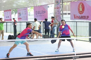 Các VĐV tranh tài sau lễ khai mạc giải Pickleball lớn nhất Đồng bằng sông Cửu Long.