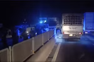 Hiện trường vụ tai nạn liên hoàn trên cao tốc Lộ Tẻ - Rạch Sỏi. (Ảnh cắt từ clip người dân cung cấp).