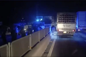 Hiện trường vụ tai nạn liên hoàn trên cao tốc Lộ Tẻ - Rạch Sỏi. (Ảnh cắt từ clip người dân cung cấp).