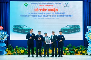 Lãnh đạo Trường ĐH Sư phạm Kỹ thuật Vĩnh Long tiếp nhận ô tô điện phục vụ công tác giảng dạy.