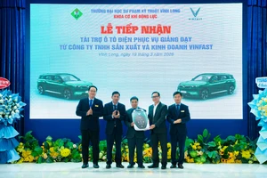 Lãnh đạo Trường ĐH Sư phạm Kỹ thuật Vĩnh Long tiếp nhận ô tô điện phục vụ công tác giảng dạy.