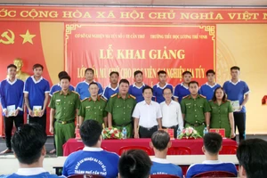 Các học viên tại Cơ sở cai nghiện số 1 nhận quà là tập, viết trong ngày khai giảng.