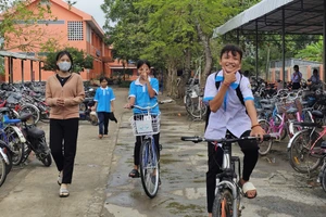 Học sinh ở ấp Đai Úi đến trường.