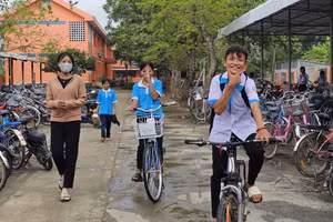 Học sinh ở ấp Đai Úi đến trường.