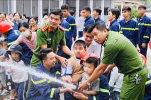 Học sinh Trung tâm Hỗ trợ Phát triển Giáo dục Hòa nhập tỉnh Vĩnh Long trong một buổi trải nghiệm với lực lượng Cảnh sát Phòng cháy chữa cháy.