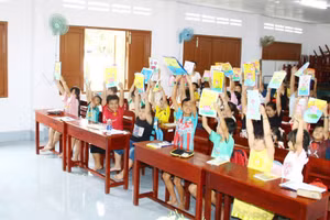 Thầy giáo trẻ Nguyễn Khánh trong lớp học hè miễn phí.