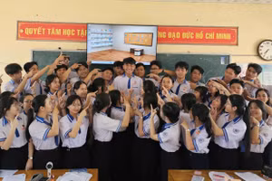 Sơn Minh Đình hạnh phúc giữa vòng tay bạn bè.