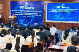 Quang cảnh Hội thảo khoa học quốc tế sinh viên kinh tế tổ chức tại Trường Kinh tế - Đại học Cần Thơ.