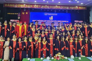 102 học viên được Trường ĐH Tây Đô trao bằng tốt nghiệp thạc sĩ.