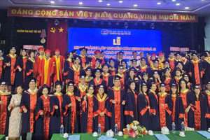 102 học viên được Trường ĐH Tây Đô trao bằng tốt nghiệp thạc sĩ.