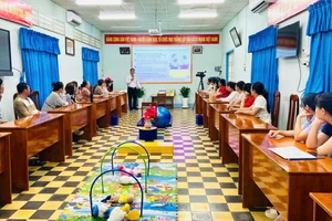 Phụ huynh tham gia trải nghiệm phương pháp can thiệp giúp trẻ rối loạn phát triển toàn diện.
