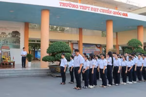 Học sinh Trường THPT Hoàng Diệu xếp hàng thắp hương tri ân vị Tổng đốc anh dũng.