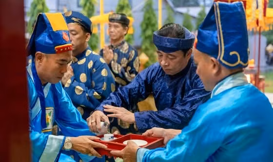 Ông Nguyễn Khắc Toàn - Chủ tịch UBND TP Huế (giữa) tiến hành các nghi thức tại Lễ Tế Đàn Nam Giao.