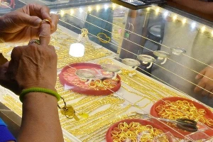 Giá vàng cuối tuần 25/5 bất ngờ tăng 500.000 đồng/lượng, vàng nhẫn tăng mạnh