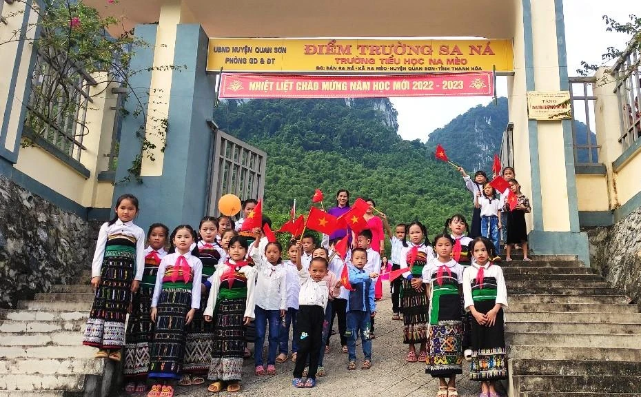 Học sinh tại Điểm trường San Ná - Trường Tiểu học Na Mèo, huyện Quan Sơn (Thanh Hóa) háo hức trong ngày khai giảng năm học mới.