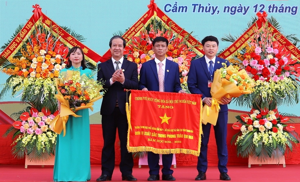 Bộ trưởng Nguyễn Kim Sơn trao Cờ thi đua của Chính phủ tặng Trường THPT Cẩm Thủy 1. Ảnh: MH. Bộ trưởng Nguyễn Kim Sơn trao Cờ thi đua của Chính phủ tặng Trường THPT Cẩm Thủy 1. Ảnh: MH.