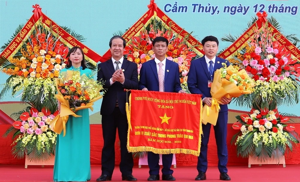 Bộ trưởng Nguyễn Kim Sơn trao Cờ thi đua của Chính phủ tặng Trường THPT Cẩm Thủy 1. Ảnh: MH.