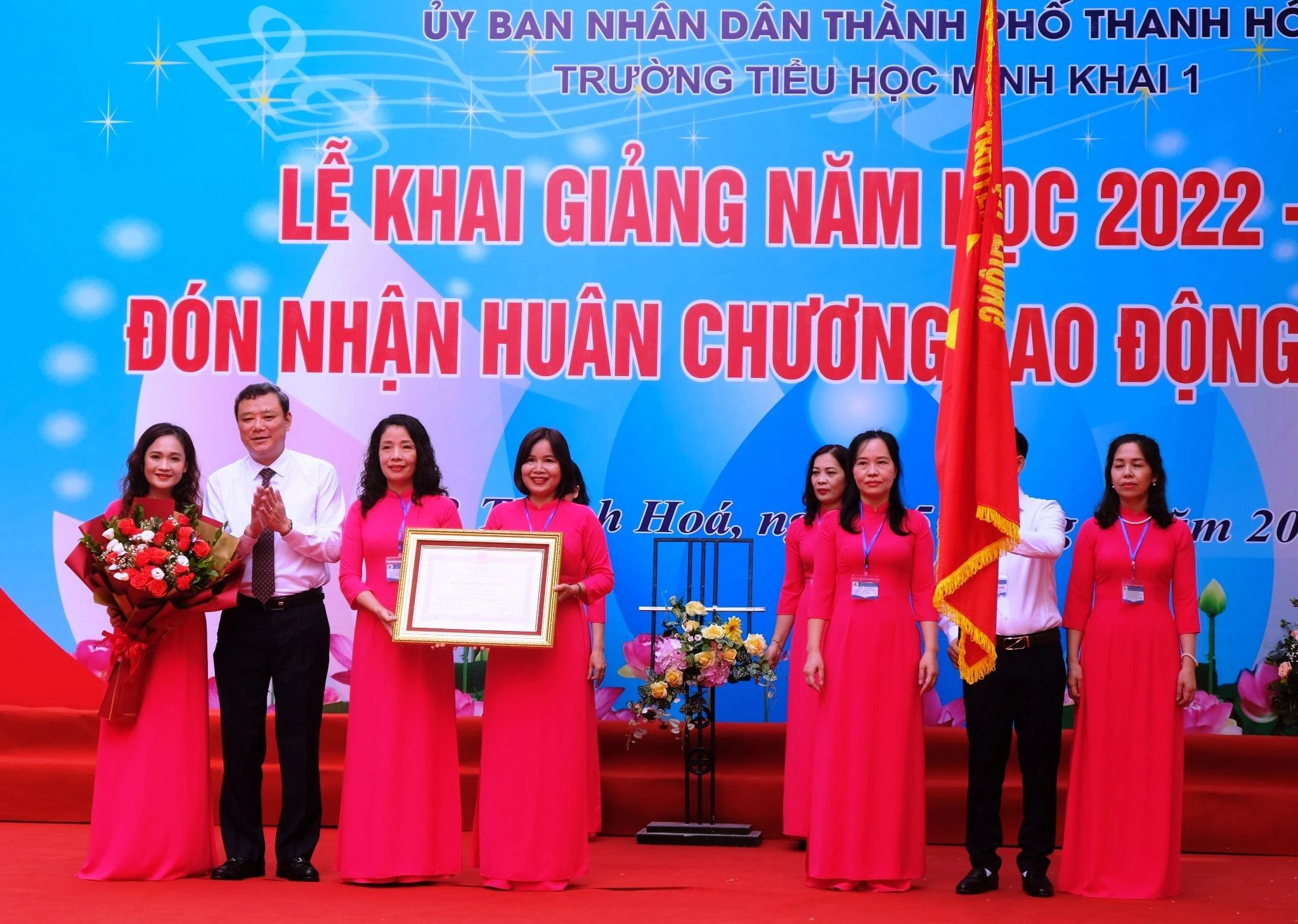 Trường Tiểu học Minh Khai 1 (TP Thanh Hóa) đón nhận Huân chương Lao động hạng Nhì.