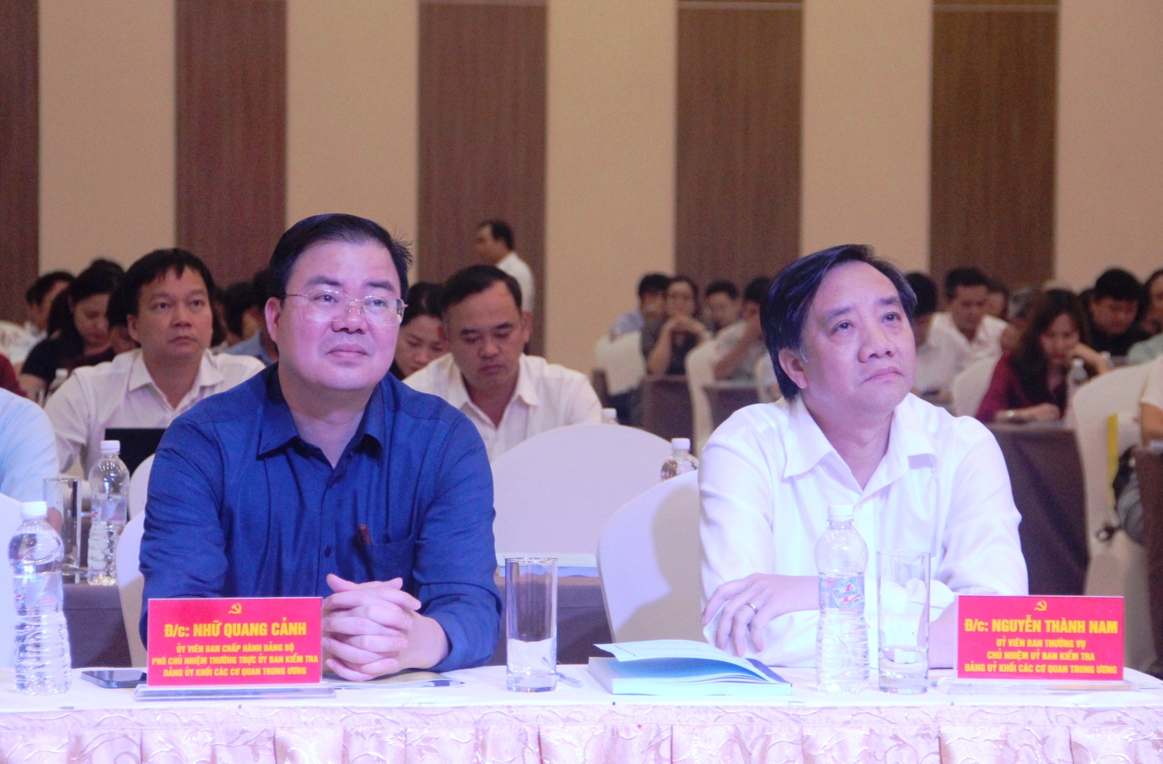 Ông Nguyễn Thành Nam (phải), Uỷ viên Ban Thường vụ, Chủ nhiệm Uỷ ban Kiểm tra Đảng uỷ Khối các cơ quan Trung ương; ông Nhữ Quang Cảnh, Uỷ viên Ban Chấp hành Đảng bộ, Phó Chủ nhiệm Thường trực Ủy ban Kiểm tra Đảng ủy Khối các cơ quan Trung ương dự hội nghị. Ảnh: Thế Lượng.