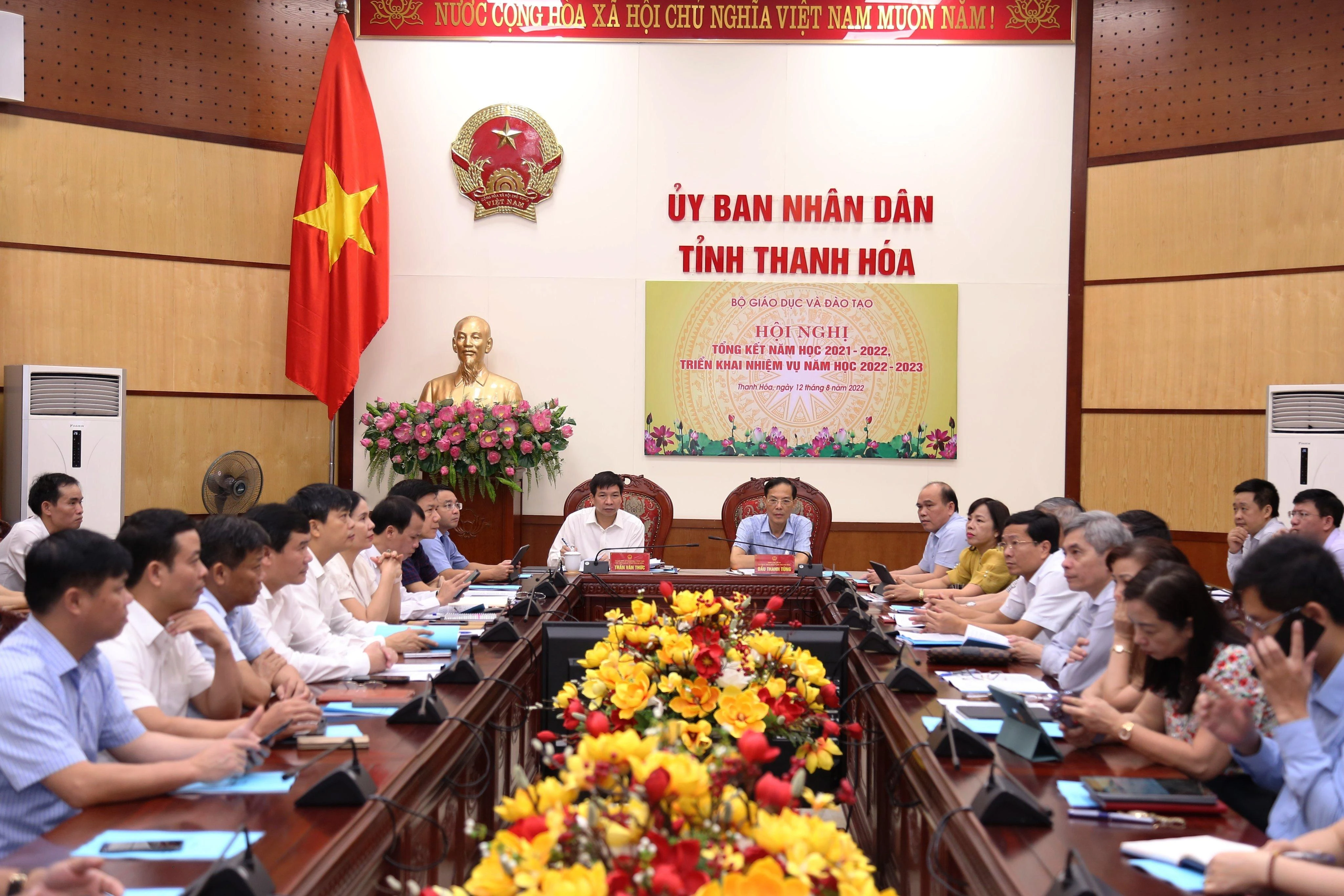 Ông Đầu Thanh Tùng - Phó Chủ tịch UBND tỉnh (ảnh phải) và PGS.TS. Trần Văn Thức chủ trì Hội nghị Tổng kết năm học 2021-2022, tại đầu cầu Thanh Hóa,