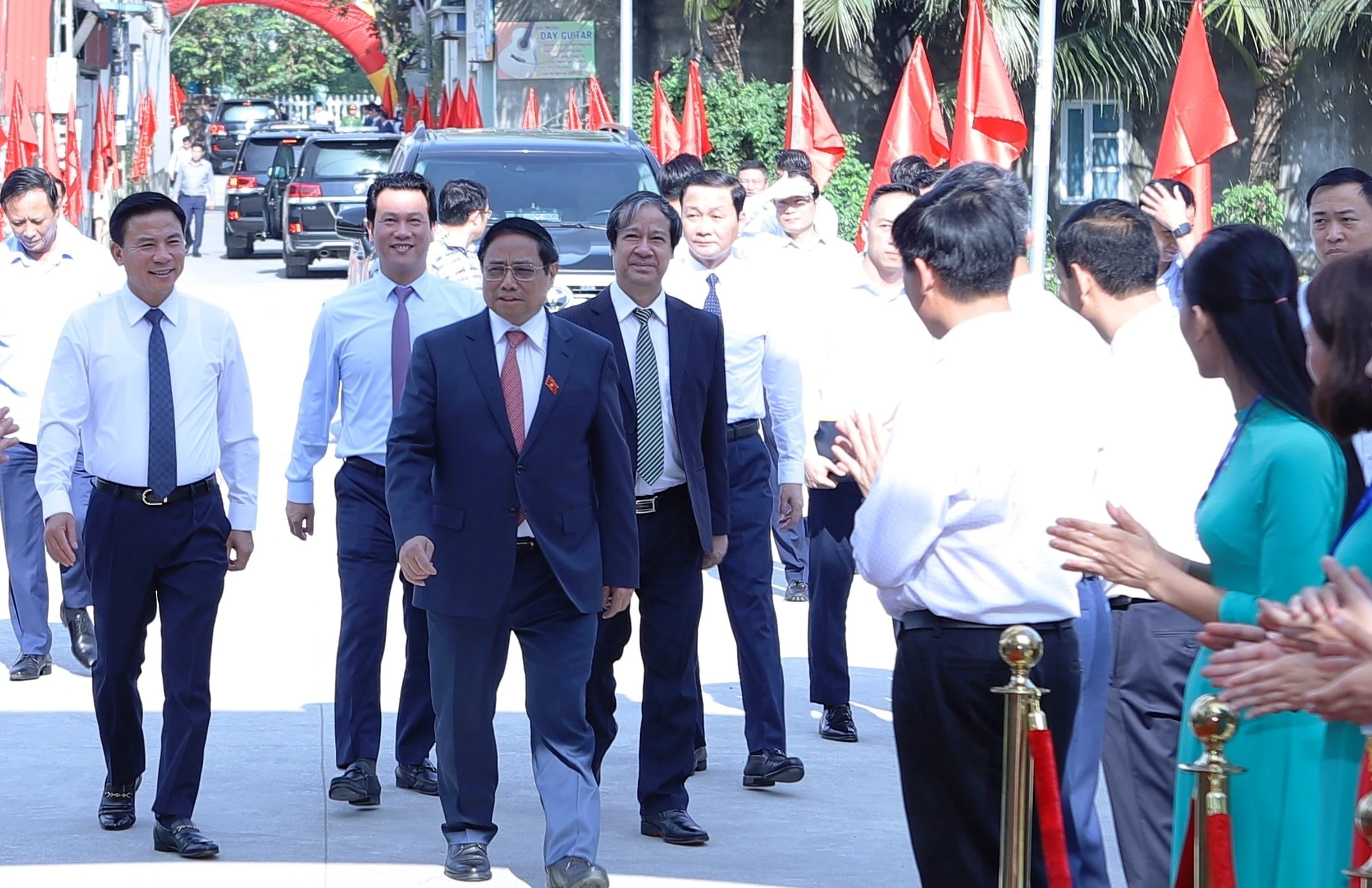 Thủ tướng Phạm Minh Chính; Bộ trưởng Bộ GD&amp;ĐT Nguyễn Kim Sơn tới dự Lễ kỷ niệm 60 năm thành lập Trường THPT Cẩm Thủy 1 (Thanh Hóa). Ảnh: MH.