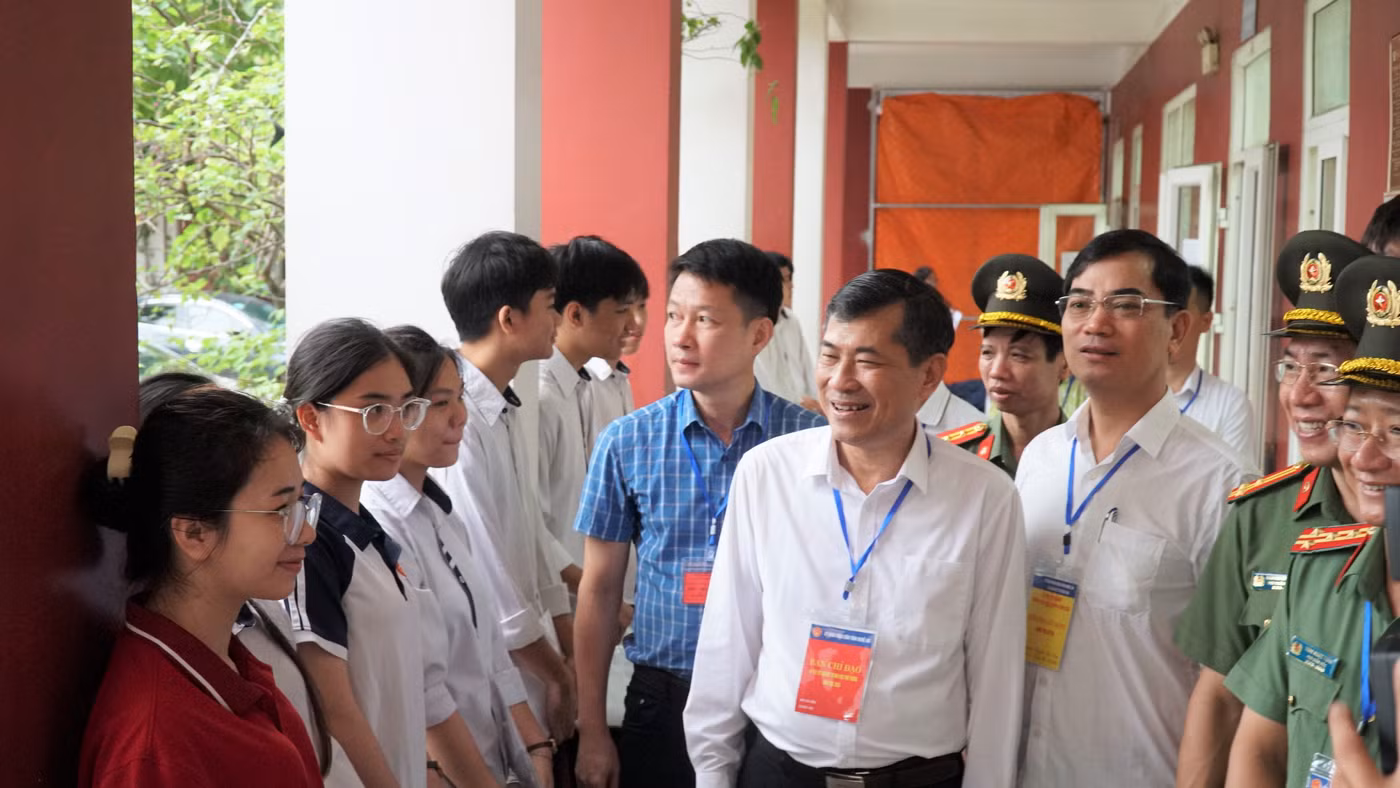 Ông Thái Văn Thành - Phó Chủ tịch UBND tỉnh Nghệ An cùng Đoàn công tác động viên thí sinh Trường THPT Huỳnh Thúc Kháng trước buổi thi đầu tiên. Ảnh: Hồ Lài