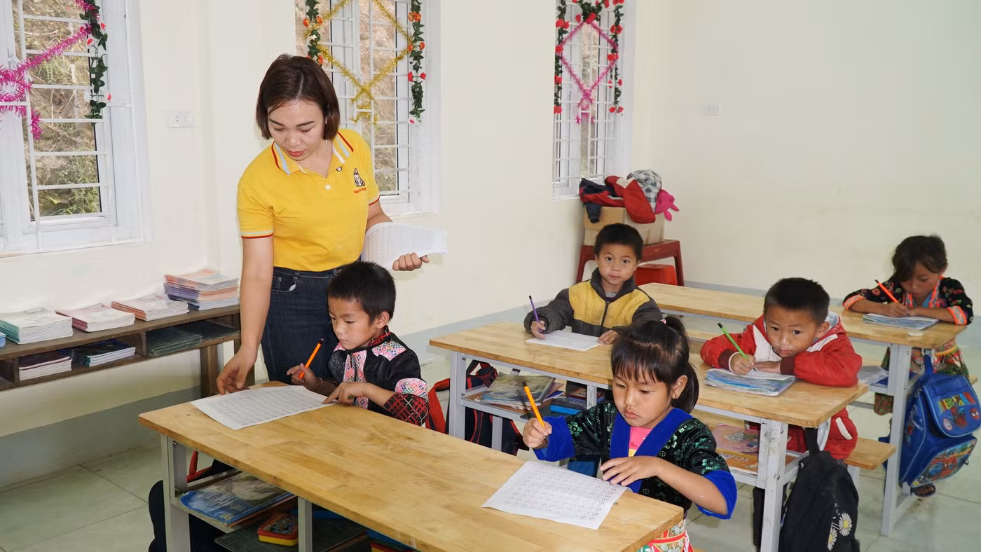Cô trò Trường Phổ thông Dân tộc bán trú Tiểu học Nhôn Mai (xã Nhôn Mai, Nghệ An). Ảnh: Hồ Lài