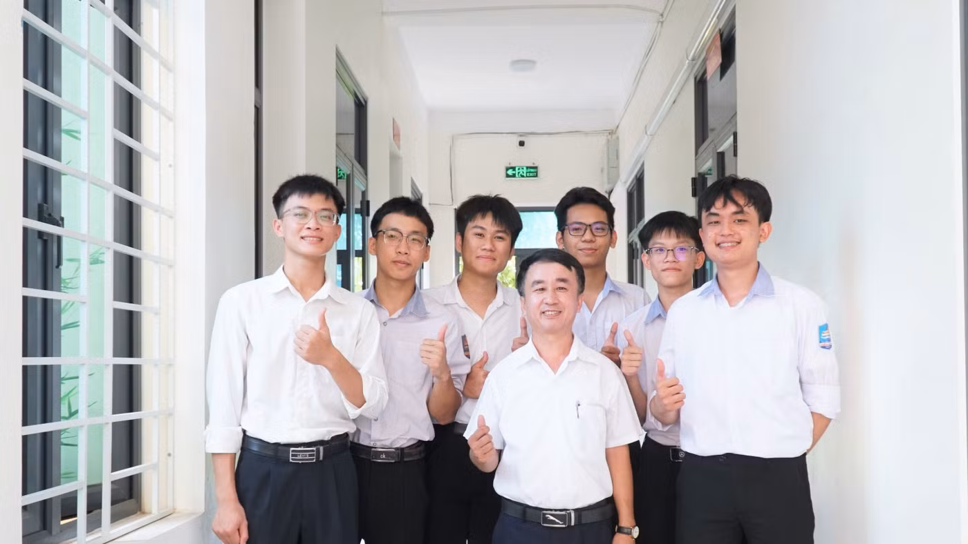 Thầy giáo Phạm Hồng Thân - chủ nhiệm lớp 12A1, Trường THPT Diễn Châu 4 (Nghệ An) cùng các học trò đạt điểm cao thi tốt nghiệp THPT năm 2026. Ảnh: Hồ Lài