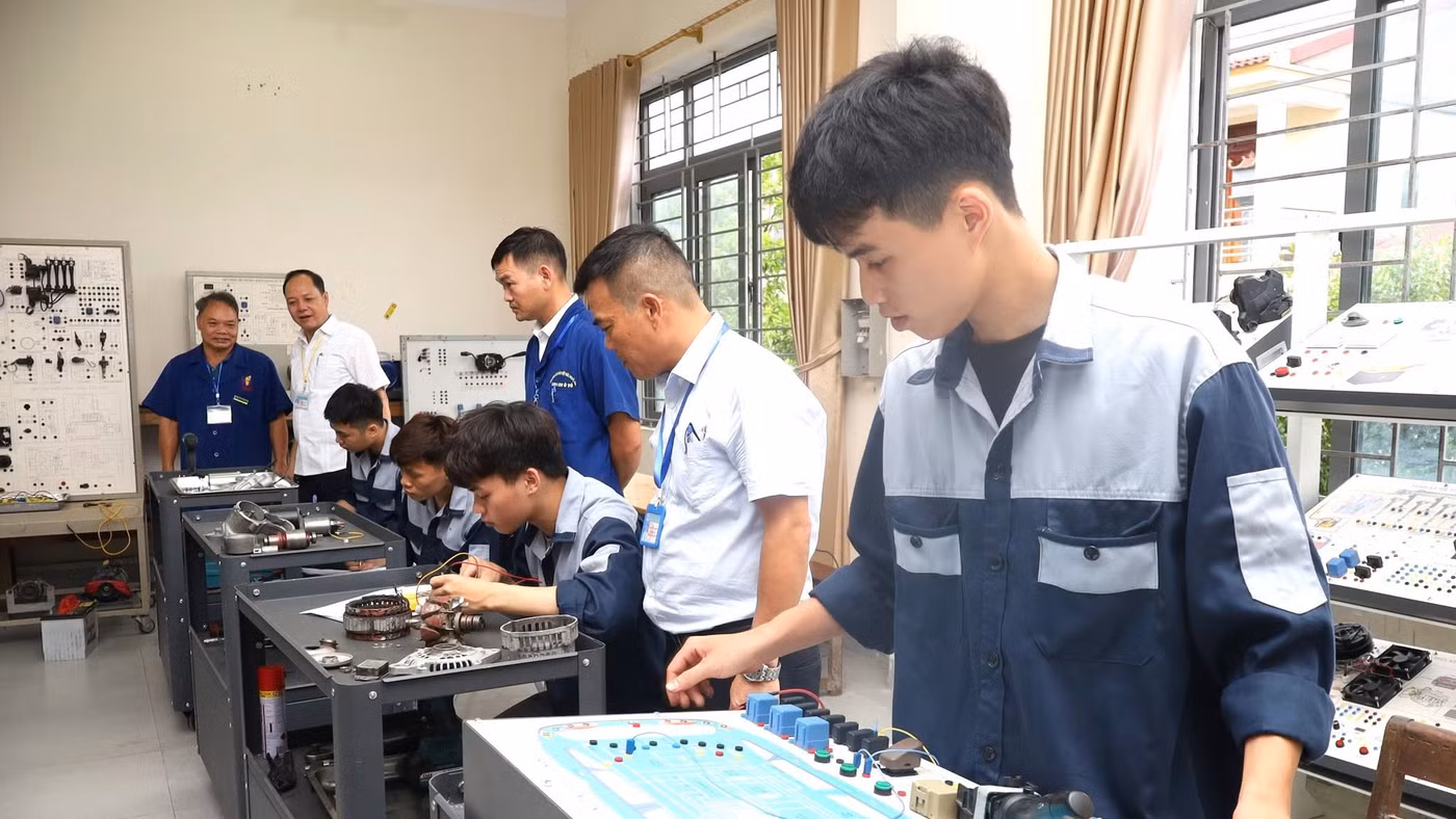 Sinh viên Trường Cao đẳng Việt - Đức Nghệ An dự thi thực hành nghề Công nghệ ô tô. Ảnh: NTCC 