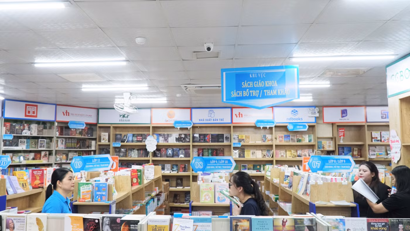 Các đơn vị cung ứng sách tại Nghệ An đã chuẩn bị cơ bản đầy đủ sách giáo khoa. Ảnh: Hồ Lài