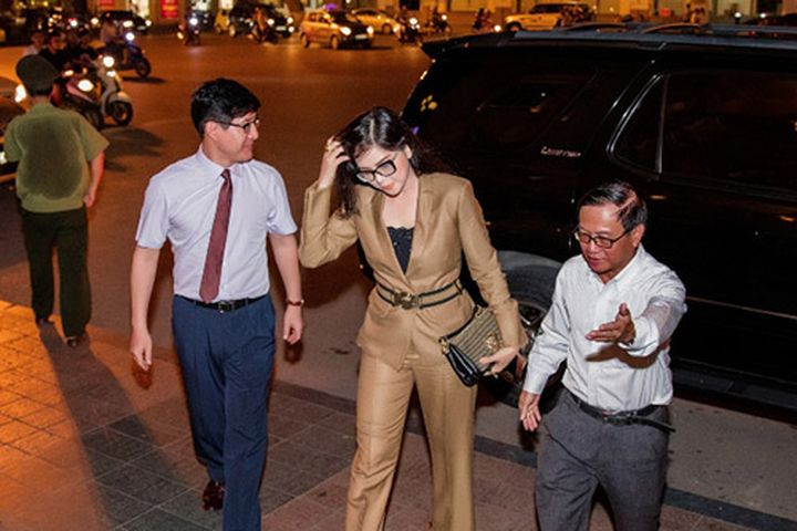 Diễn viên Thủy Tiên sang trọng, thanh lịch trong lễ vinh danh