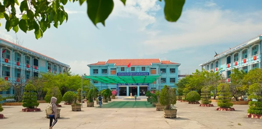 Khuôn viên Trường THPT Điền Hải, Cà Mau.