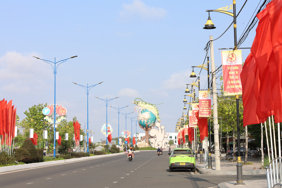 Khu vực Quảng trường Phan Ngọc Hiển (Cà Mau) rợp cờ phướng chào mừng Đại hội lần thứ XIV của Đảng.