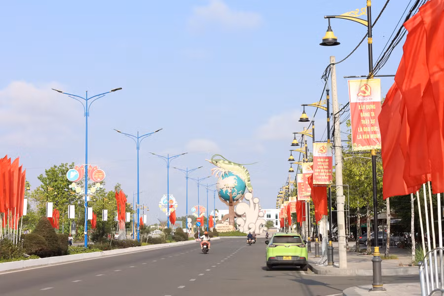 Khu vực Quảng trường Phan Ngọc Hiển (Cà Mau) rợp cờ phướng chào mừng Đại hội lần thứ XIV của Đảng.