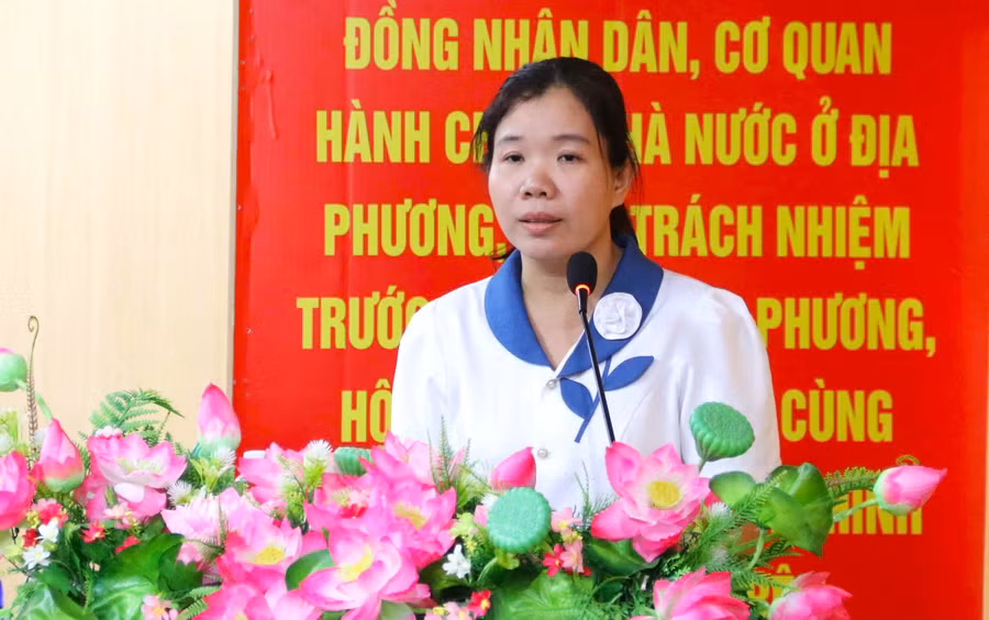 Cô Triệu Thúy Liễu trình bày chương trình hành động tại Hội nghị tiếp xúc giữa cử tri với người ứng cử.