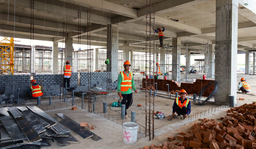 Nhóm công nhân làm việc tại công trường Dự án Đầu tư xây dựng Bệnh viện Đa khoa Cà Mau quy mô 1.200 giường.