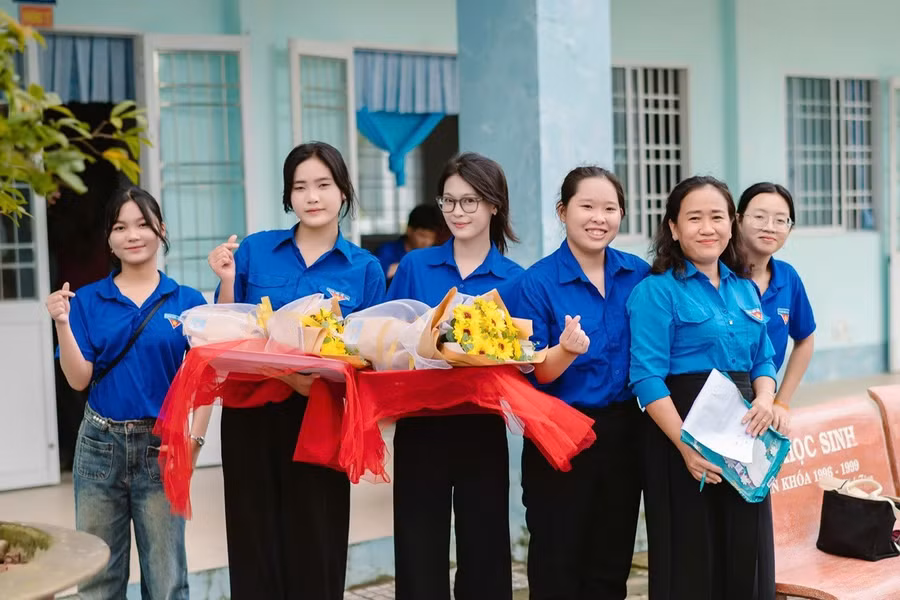 Cô Võ Trúc Xinh (người cầm tập sách) chụp ảnh cùng các Đoàn viên thanh niên.