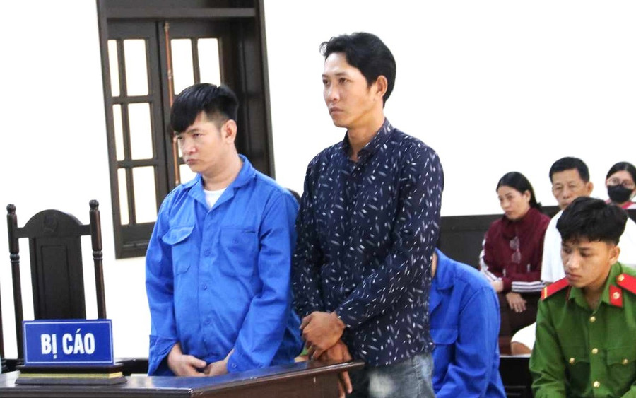 Hai bị cáo trước tòa.