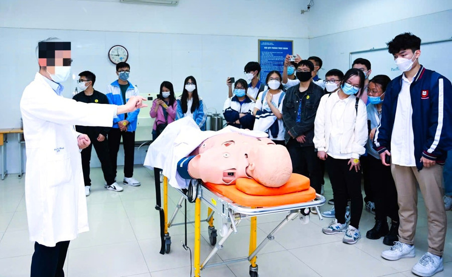 Sinh viên y khoa thực hành trên mô hình (ảnh Minh họa).