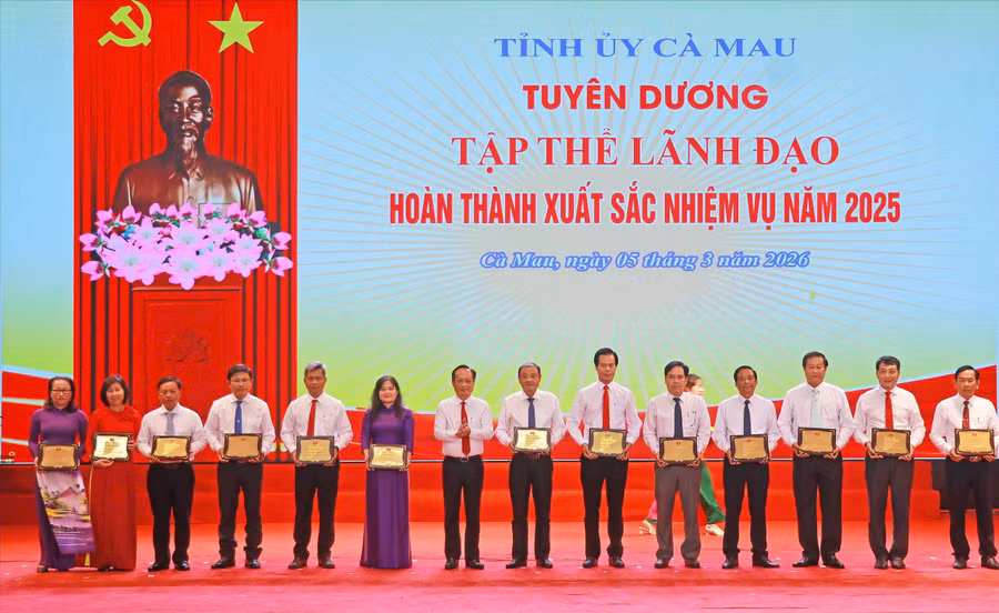 Tập thể lãnh đạo hoàn thành xuất sắc nhiệm vụ năm 2025 được tuyên dương.