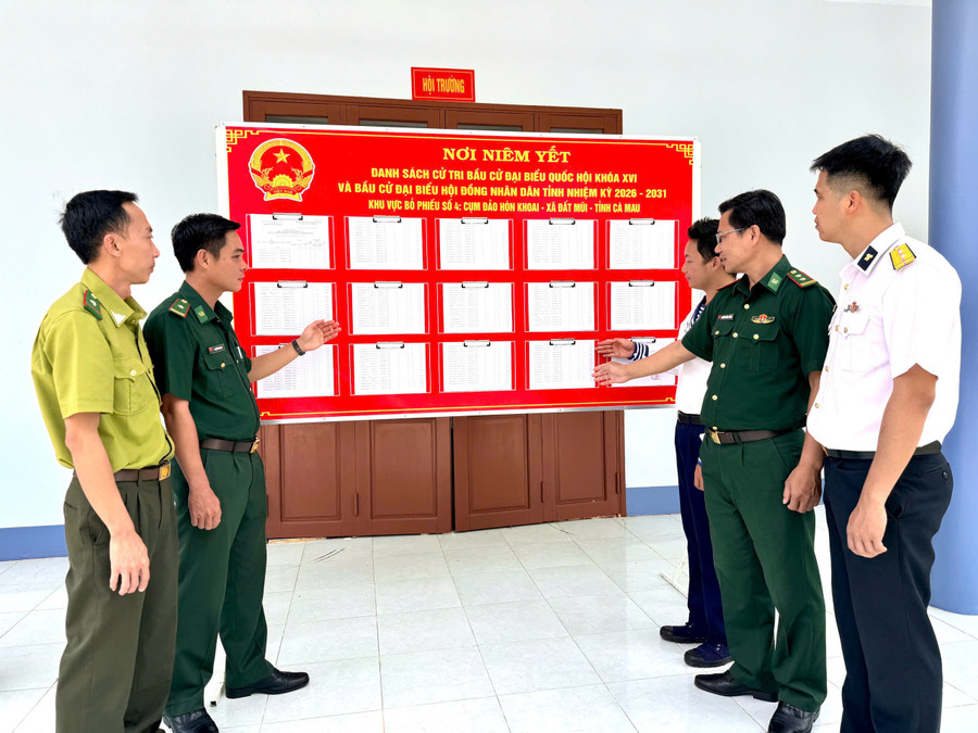 Cử tri cụm đảo Hòn Khoai, xã Đất Mũi xem danh sách niêm yết cử tri bầu cử.