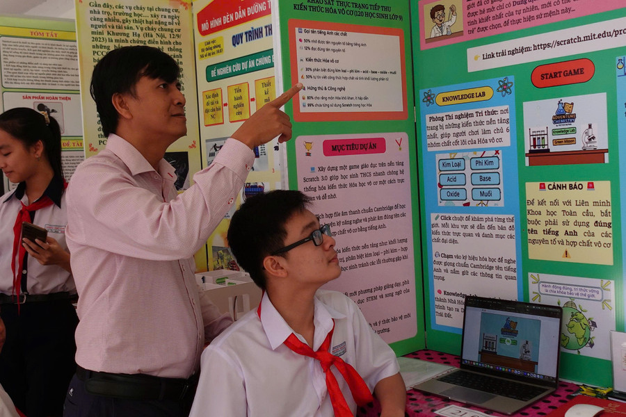 Giáo viên và học sinh tham quan khu trưng bày dự án dự thi.