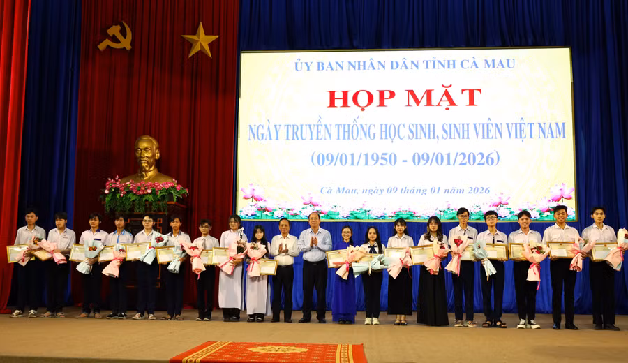 Lãnh đạo tỉnh trao bằng khen cho học sinh, sinh viên có thành tích xuất sắc.