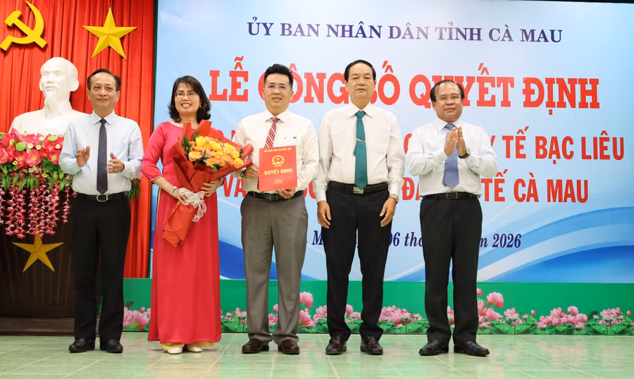 Lãnh đạo tỉnh Cà Mau trao quyết định sáp nhập cho Ban Giám hiệu trường Cao đẳng Y tế Cà Mau.