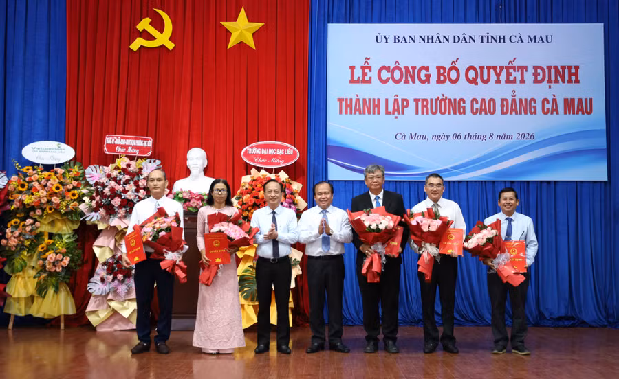 Lãnh đạo tỉnh Cà Mau trao quyết định bổ nhiệm Ban Giám hiệu Trường Cao đẳng Cà Mau.