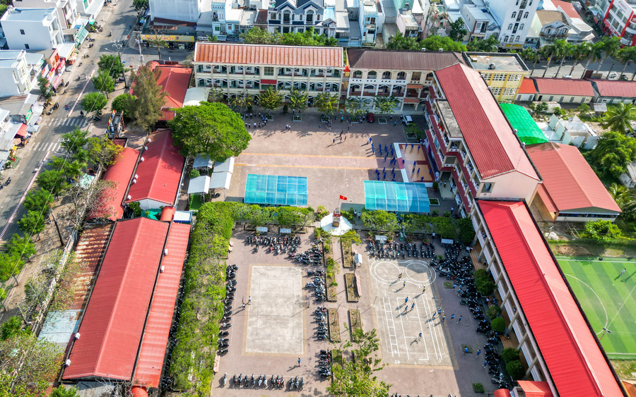 Khuôn viên Trường THPT Đầm Dơi nhìn từ trên cao.